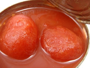 Peeled tomato in own juice